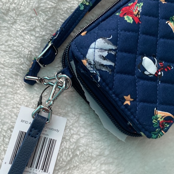 🆕❄️Vera Bradley RFID All-in-One Crossbody “Snow Globe Motifs” - Picture 10 of 10